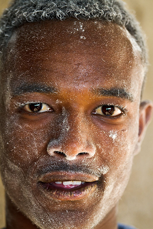 133   Hard work in a grannery mill   Harar   Ethiopia